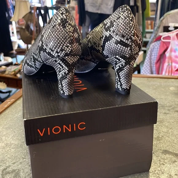 Vionic women's heels, size 7 wide style Madison MIA snake - Picture 5 of 6